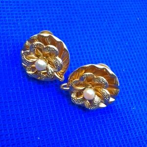 Vintage Daisy Gold Screw Back Earrings With Pearl In Center